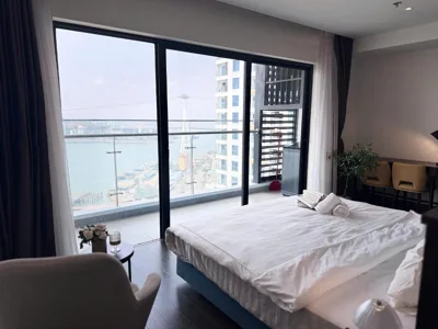 One-Bedroom Apartment with Balcony and Sea View — OM Sapphire Homestay - Hạ Long